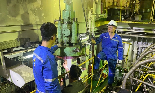 Main Engine (ME): Overhaul piston Man B&W 6S42MC in Chua Ve port, Viet Nam